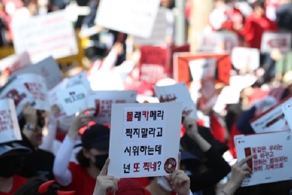 ▲ 혜화역 시위가 열릴 때마다 온라인에는 혜화역 시위에 나선 '멍청한' 페미니스트들을 비난하는 글이 연달아 올라온다. ⓒ연합뉴스