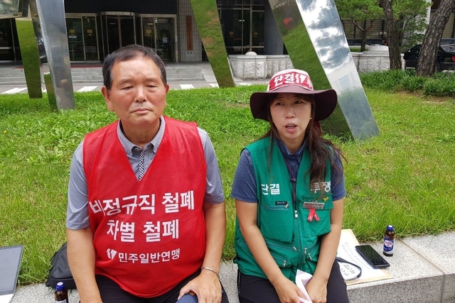 ▲ 인터뷰에 응하고 있는 이양진 민주일반연맹 위원장(왼쪽)과 박순향 민주일반연맹 전국민주연합노조 톨게이트지부 부지부장(오른쪽). ⓒ프레시안(최용락)