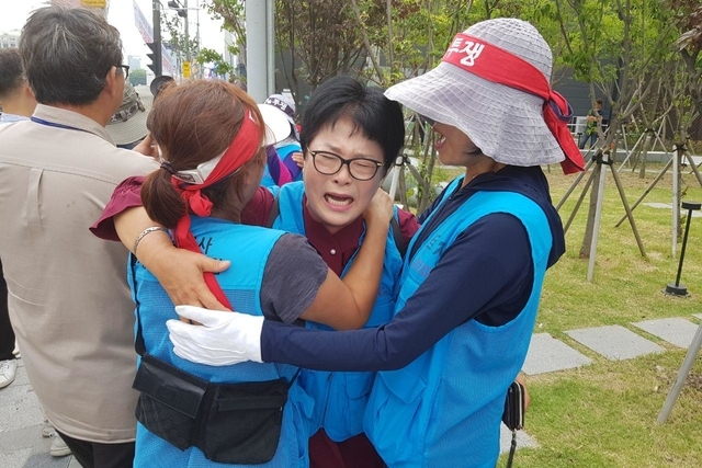 ▲ 대법원의 한국도로공사 불법파견 확정 판결 뒤 울고있는 요금수납원. ⓒ프레시안(최용락)