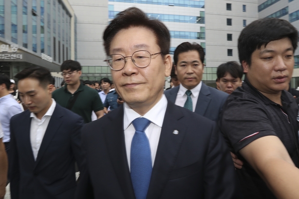 ▲ 직권남용과 선거법 위반 혐의로 재판에 넘겨져 1심에서 4가지 혐의에 대해 모두 무죄를 선고받은 이재명 경기지사가 6일 오후 경기도 수원시 영통구 수원고등법원에서 열린 항소심 선고공판을 마치고 나오고 있다. 수원고법 형사2부(임상기 부장판사)는 '친형 강제입원' 사건과 관련한 공직선거법상 허위사실공표 혐의 무죄 부분을 파기하고, 벌금 300만원을 선고했다. ⓒ연합뉴스