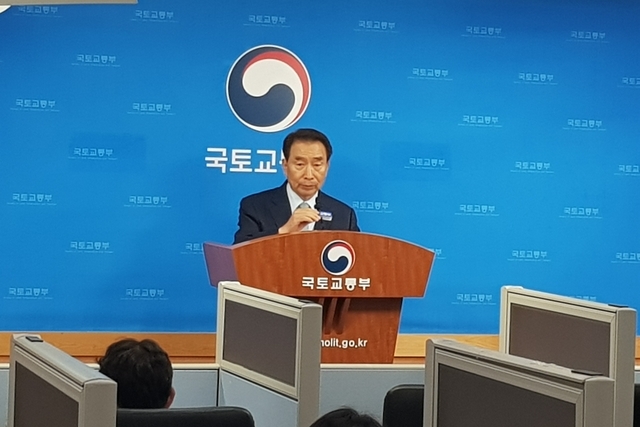 ▲ 요금수납원 고용 방안을 발표 중인 이강래 한국도로공사 사장. ⓒ프레시안(최용락)