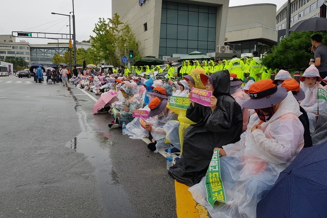 ▲ 도로공사 고용방안 발표일, 세종시 국토교통부 앞에 앉아 있는 요금수납원들. ⓒ프레시안(최용락)