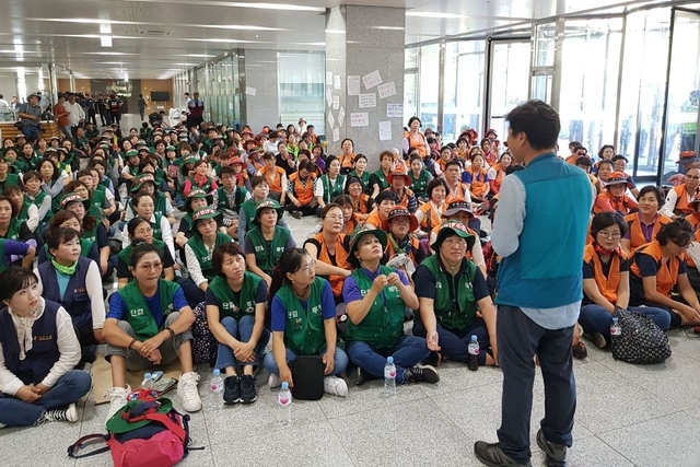 ▲ 한국도로공사 본사 2층 로비에 앉아 있는 요금수납원들. ⓒ프레시안(최용락)