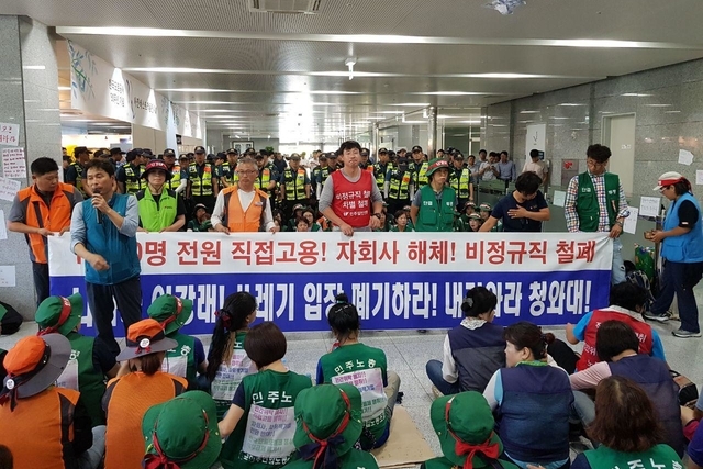 ▲ 한국도로공사 본사 2층 로비에서 기자회견을 진행 중인 톨게이트 노조. ⓒ프레시안(최용락)