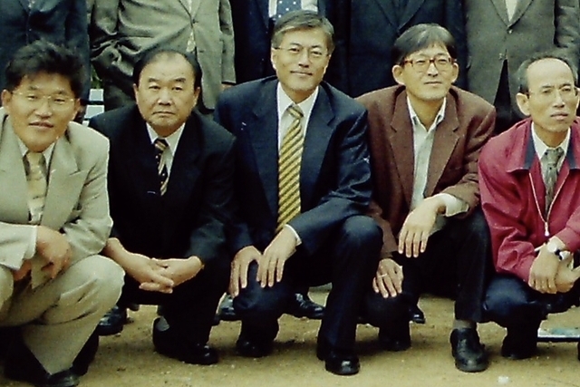 ▲ 부산대 구 도서관 앞에서 부마항쟁 발원지 표지석을 세울 당시 문재인 대통령의 젊은 시절 모습. ⓒ부산대 민주동문회