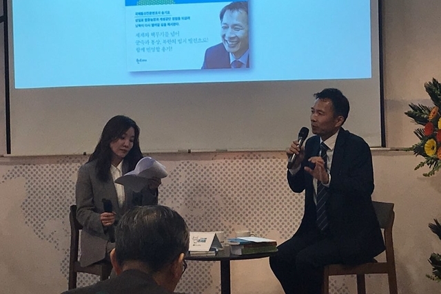 ▲ 송기호 변호사(오른쪽)가 신간 <남북 신통상> 출간을 기념하는 북콘서트를 13일 서울 정동 프란치스코회관에서 열었다. 같은 법무법인 노주희 변호사(왼쪽)와 책 내용을 이야기하고 있다. ⓒ프레시안(이대희)