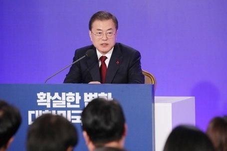 ▲ 문재인 대통령이 14일 청와대 영빈관에서 열린 신년 기자회견에서 기자들의 질문에 답하고 있다. ⓒ연합뉴스