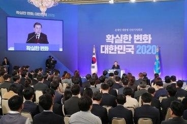 ▲ 문재인 대통령이 14일 청와대 영빈관에서 열린 신년 기자회견에서 기자들의 질문에 답하고 있다. ⓒ연합뉴스