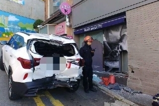 ▲ 차량이 빵집 전면 유리를 부수고 멈춰선 모습. ⓒ부산경찰청