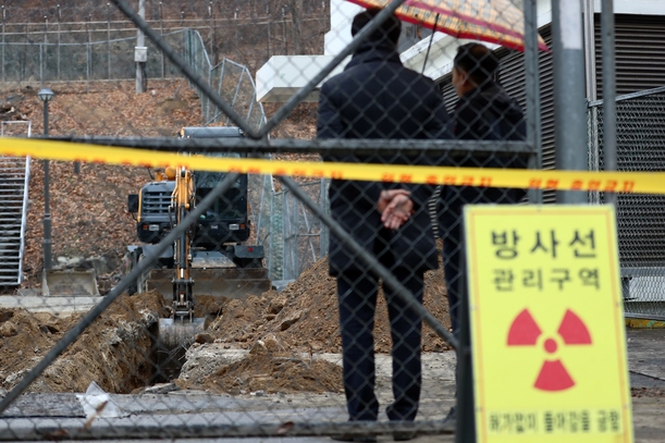 ▲ 22일 오후 대전 한국원자력연구원 내 시설에서 한국원자력안전기술원(KINS) 사건조사팀이 방사성 물질 방출 원인을 조사하고 있다. 원자력안전위원회에 따르면 원자력연구원은 지난해 12월 30일 연구원 정문 앞 하천 토양에서 시료를 채취했고, 올해 1월 6일 이 시료에서 방사능 농도가 증가했음을 확인했다. ⓒ연합뉴스