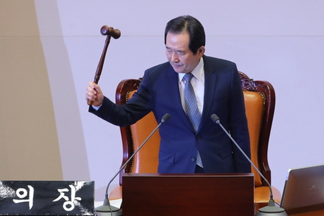 ▲정세균 국회의장은 9일 오후 본회의장에서 박근혜 대통령 탄핵소추안 가결을 선포했다. ⓒ연합뉴스