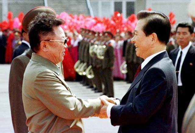 ▲ 지난 2000년 6월 남북 정상 회담을 위해 평양을 찾은 김대중(오른쪽) 대통령을 김정일 북한 국방위원장이 영접하는 모습. ⓒ연합뉴스