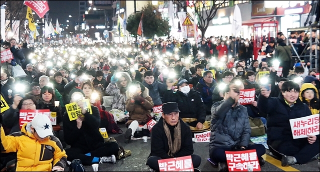 ▲ 1분 소등 후 핸드폰 플래쉬를 켜며 노래를 부르는 시민들(2017.1.7) ⓒ평화뉴스(김지연)