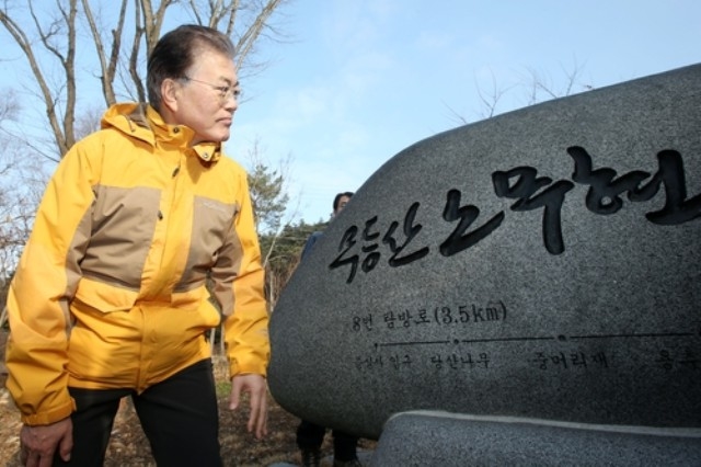 ▲ 더불어민주당 문재인 전 대표가 지난 1일 광주 무등산을 등반한 뒤, 문빈정사 앞에 설치된 '무등산 노무현 길' 표지석을 바라보고 있다. 이 표지석은 고(故) 노무현 대통령이 지난 2007년 현직 대통령으로는 최초로 무등산에 오른 것을 기념하기 위해 세워졌다. ⓒ연합뉴스