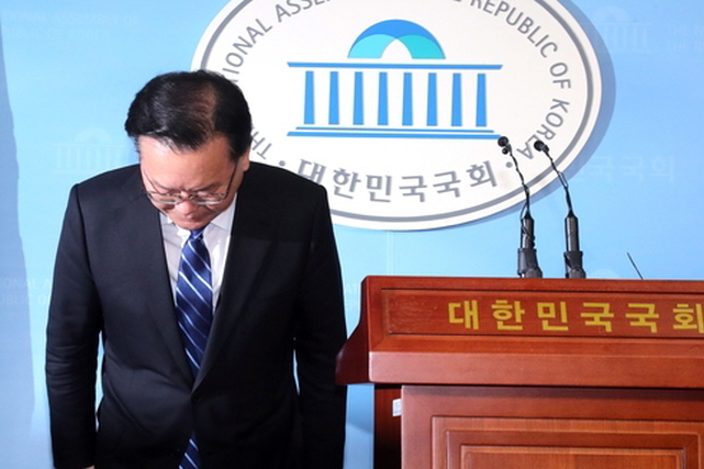 ▲더불어민주당 김부겸 의원이 7일 국회 기자회견장에서 대선 불출마 선언을 하고 있다. ⓒ프레시안
