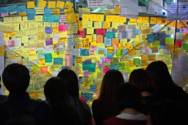 ▲ '강남역 살인 사건'이 발생하자, 시민들은 지하철 2호선 강남역에 피해 여성을 추모하는 쪽지를 남겼다. ⓒ연합뉴스