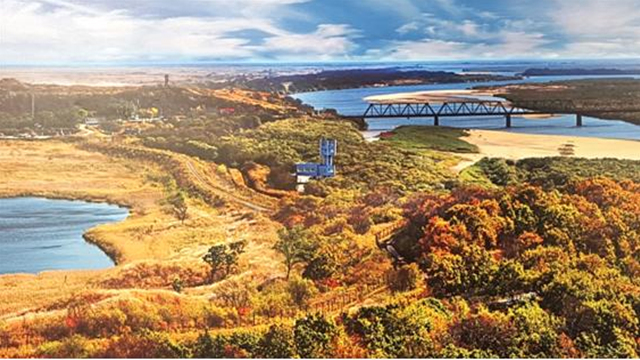 ▲중국 훈춘 부근 방천에서 바라본 러시아, 북한, 중국의 접경지역. 가을하늘 아래 저 멀리 동해가 보이고 러시아 핫산과 북한의 나진을 오가는 철교가 두만강 위로 놓여 있다.Ⓒ간도답사학교