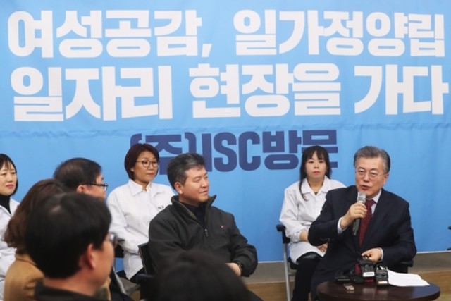 ▲ 문재인 더불어민주당 전 대표는 자신의 일자리 정책과 관련한 행보를 계속하고 있다. 사진은 지난 8일 경기도 성남시의 한 중소기업을 방문한 모습. ⓒ연합뉴스