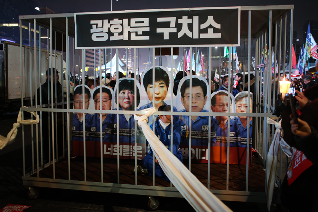 ▲박근혜게이트로 탄핵정국이 계속되는 가운데 '4월 경제위기설'이 확산되고 있다. ⓒ프레시안(최형락)