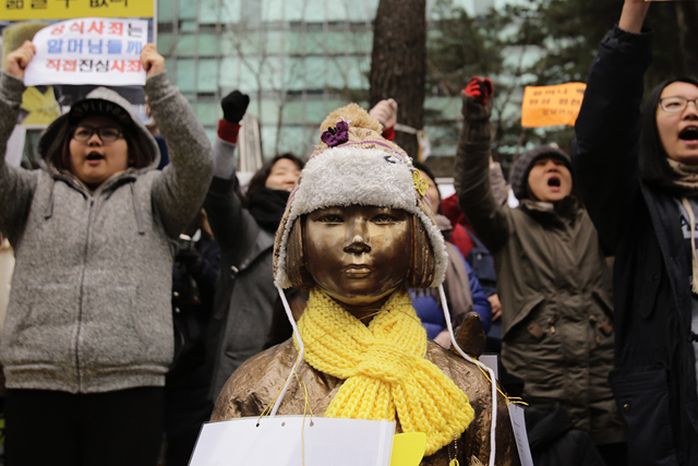 ▲ 위안부 소녀상. 한일 갈등은 앞으로도 지속될 것이다. 사드 문제와 함께 새 정부를 강력하게 압박할 숙제다. ⓒ프레시안(최형락)