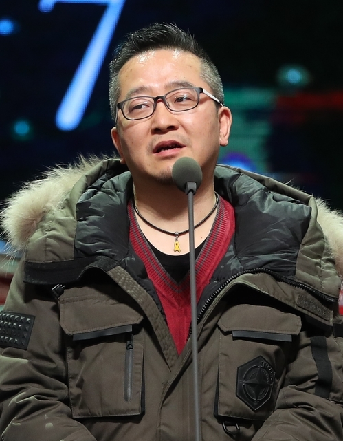 ▲ 작곡가 윤민석 씨가 제14회 한국대중음악상 선정위원회 특별상을 수상한 후 수상소감을 말하고 있다. ⓒ연합뉴스