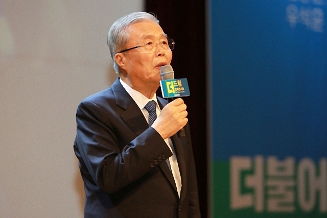 ▲ 더불어민주당 김종인 전 비상대책위원회 대표는 4차 산업 혁명 시대에 로봇이 인간의 일자리를 대체할 수 있으므로 기본 소득 도입을 검토해야 한다고 주장한 바 있다. ⓒ연합뉴스