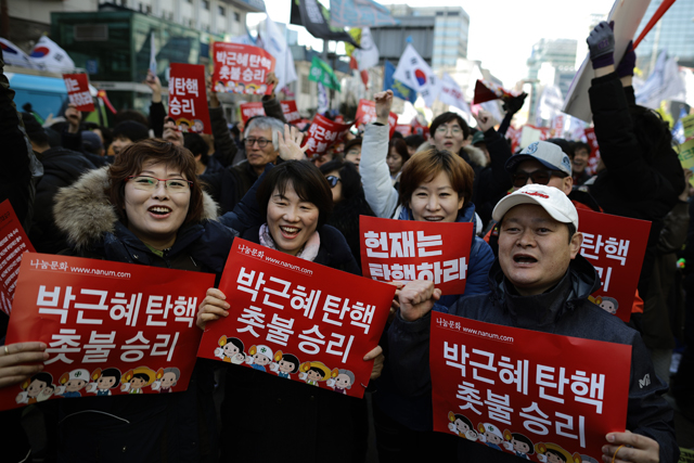 ▲박근혜 전 대통령에 대한 헌재의 탄핵 선고에 기뻐하는 시민들. ⓒ프레시안(최형락)