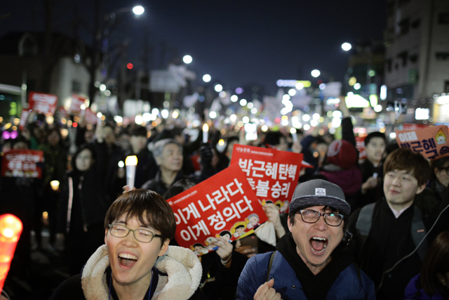 ▲ 지난해 10월부터 올해 3월까지 총 1600만 명의 시민들이 서울 광화문 광장에서 '박근혜 탄핵' 촛불을 들었다. 헌재의 탄핵 인용 다음 날인 11일 시민들은 "촛불이 승리했다"며 자축했다. ⓒ프레시안(최형락)