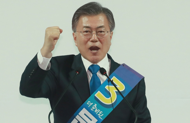 ▲ 문재인과 안철수, 유승민은 어린 시절 부모의 충분한 사랑을 받지 못하고 컸으며, 그럼에도 적극적으로 반항하지 못했다는 공통점을 갖고 있다. 지난 27일 광주 광산구 광주여대 유니버시아드 체육관에서 열린 더불어민주당 제19대 대통령후보자 호남권역 선출대회에서 문재인 후보가 정견 발표를 하고 있다. ⓒ연합뉴스