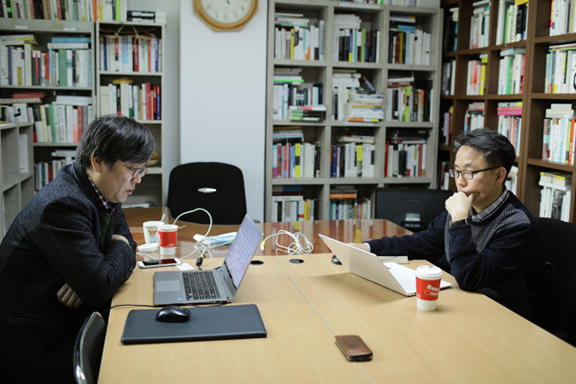 ▲ 지난 15일 서울 마포구 한국출판마케팅연구소에서 장은수 편집문화실험실 대표(왼쪽)와 이홍 한빛비즈 편집이사(오른쪽)가 대담을 나눴습니다. ⓒ프레시안(최형락)