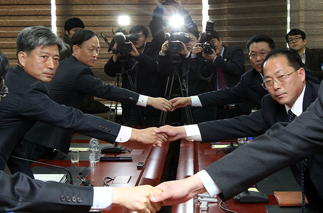 ▲ 지난 2015년 12월 11일 개성공단 종합지원센터에서 제1차 남북당국회담이 열렸다. 이후 남북 간에는 어떠한 회담 채널도 가동되고 있지 않다. 사진은 당시 황부기(왼쪽 첫 번째) 남측 수석대표와 전종수(오른쪽 첫 번째) 북측 수석대표를 비롯한 대표단이 회담 시작 전 악수를 하고 있는 모습 ⓒ사진기자협회제공