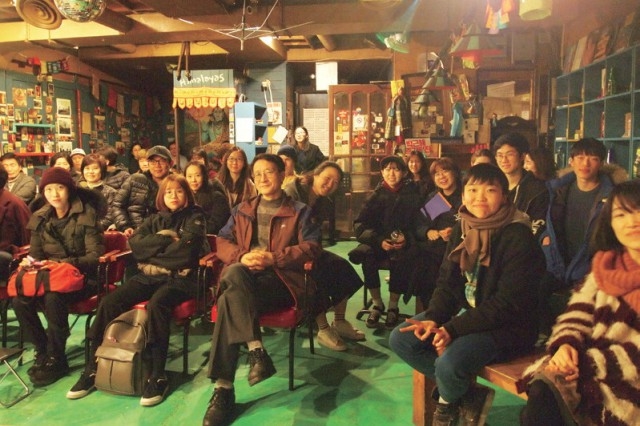 ▲ 지난 2월 26일 '신촌. 유기농 영화제' 둘째 날의 모습. 세 번째 영화가 시작되기 전 참석자들 사진을 찍었다. ⓒ김지연