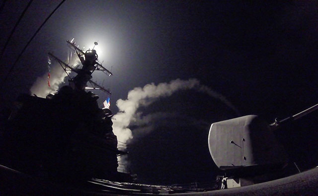 ▲ 지중해에서 작전 중인 미국 이지스구축함인 포터함(DDG-78)이 시리아 홈스 인근의 정부군 공군기지를 향해 미사일을 발사하고 있다. ⓒAP=연합뉴스
