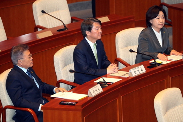 ▲12일 국회 예결위 회의장에서 열린 개헌특위 회의에서, 더불어민주당 문재인, 국민의당 안철수, 정의당 심상정 후보(왼쪽부터. 통로 쪽에서부터 소속 정당 의석수 순으로 좌석 배정)가 나란히 앉아 있다. ⓒ연합뉴스