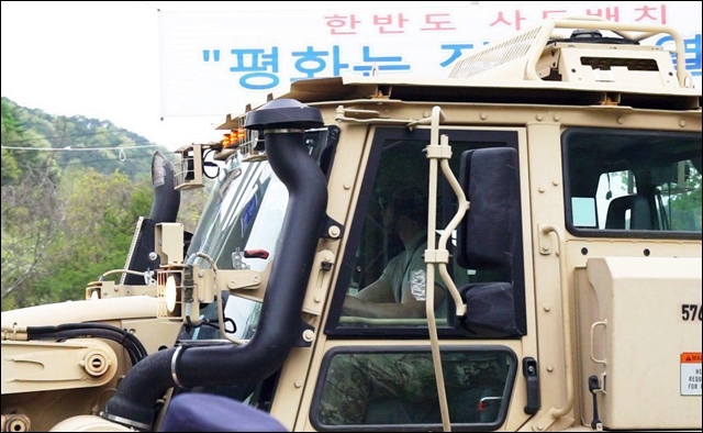 ▲ 20일 오전 성주 롯데골프장으로 들어가려는 미군의 공사용 중장비. ⓒ사드원천무효종합상황실
