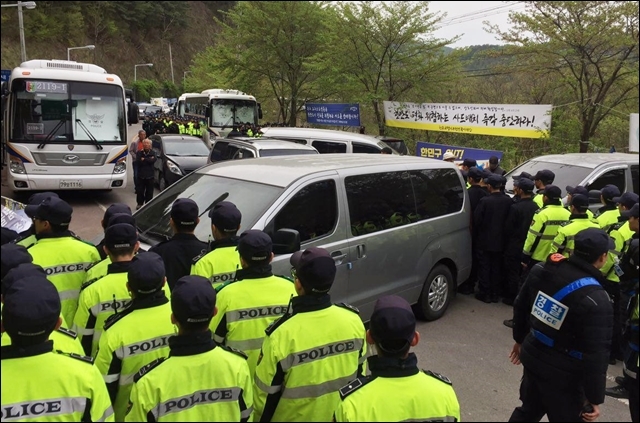 ▲ 경찰이 차량과 병력으로 골프장으로 가는 도로를 막고 있다. ⓒ사드원천무효종합상황실
