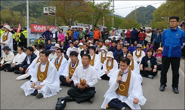 ▲ 공사장비를 막기위해 회관 앞 도로에서 농성기도 중인 원불교 교도, 주민들. ⓒ사드원천무효종합상황실