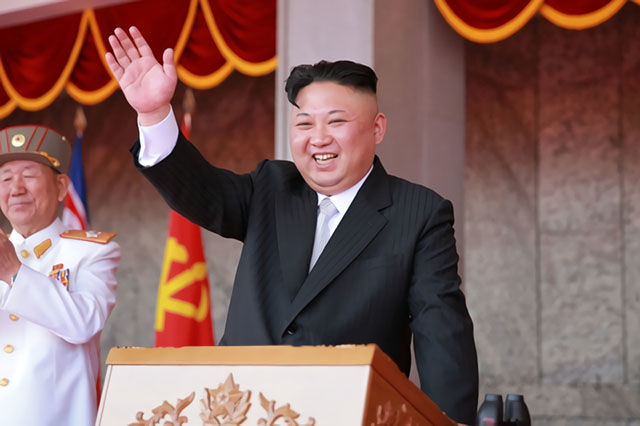 ▲ 김정은 북한 국무위원장이 지난 15일 평양에서 김일성 주석의 생일인 태양절을 맞아 열린 열병식에 참석해 손을 흔들고 있다. ⓒ조선중앙통신=연합뉴스