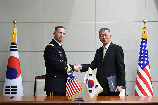 ▲ 류제승(오른쪽) 국방부 정책실장과 토머스 밴달 미8군 사령관이 지난해 3월 4일 서울 용산에 위치한 국방부에서 사드 배치 협의를 위한 한미 공동 실무단 구성 협약 약정을 체결한 뒤 악수하고 있다. ⓒ국방부