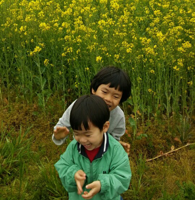 ▲ 유채꽃밭에서 즐거워하는 아이들. "사랑고생" 맞다. ⓒ박진현