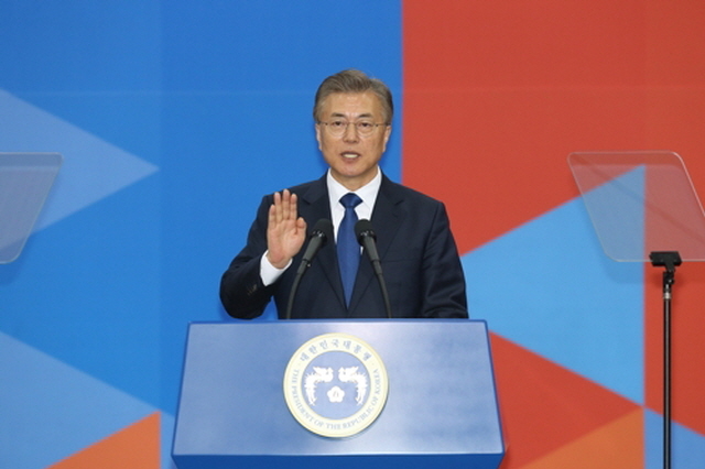 ▲문재인 신임 대통령이 10일 오전 국회에서 취임 선서를 하고 있다. ⓒ연합뉴스