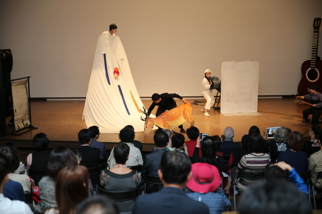 ▲대한민국 대표 관광지인 강원 춘천시 남이섬에서 그림책 일러스트레이션 작품 시상 등 전 세계 동화작가를 축하하는 ‘2017 나미콩쿠르’가 14일 열린 가운데 나미콩쿠르 브랜드공연 쇼케이스(극단 브러쉬씨어터)가 시상식의 분위기를 띄웠다. ⓒ프레시안(전형준) art_1494833626.jpg