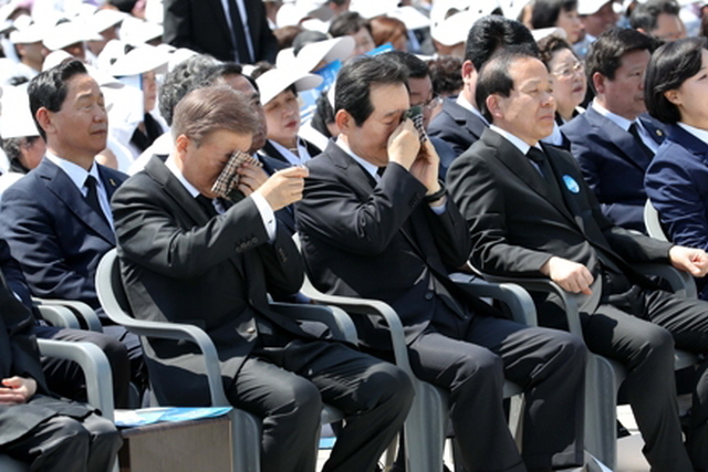 ▲5.18 광주 민주화운동 37주년 기념식에서, 유가족의 편지 낭독을 듣던 문재인 대통령(사진 맨 왼쪽)과 정세균 국회의장이 손수건으로 눈물을 닦고 있다. ⓒ연합뉴스