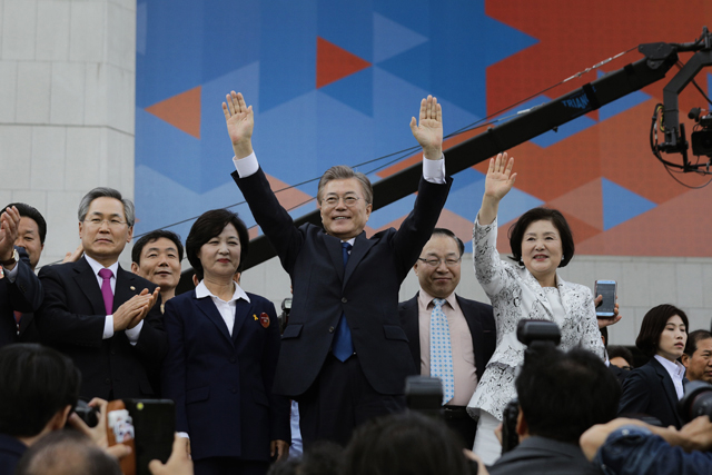 ▲ 지난 10일 국회에서 열린 취임식에서 인사하고 있는 문재인(가운데) 대통령 ⓒ프레시안(최형락)