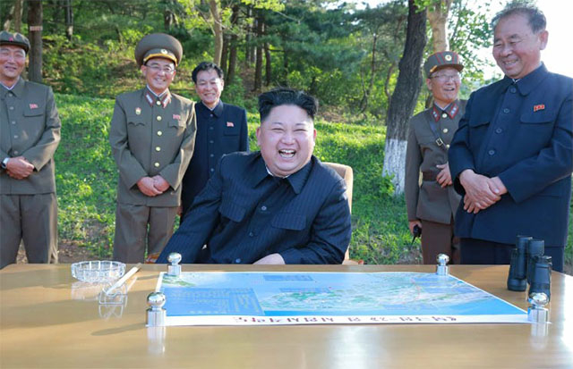 ▲ 김정은 북한 국무위원장이 21일 북극성 2형 시험 발사를 지켜보고 있다. ⓒ노동신문