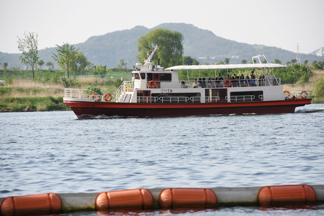 ▲ 달성군의 유람선 낙동강에서 물고기가 죽건 말건, 녹조가 피건 말건 유람선 사업을 강행하는 대구 달성군. ⓒ대구환경연합(정수근)