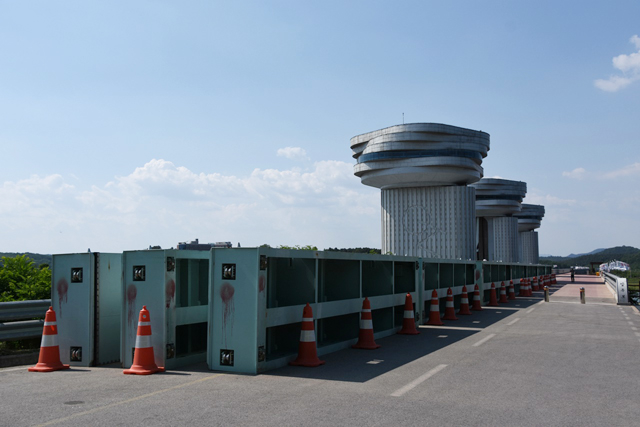 ▲ 수문공사를 위해 설치하는 'stop log'라 불리는 자재. 이것을 강물을 막고 수문공사를 벌인다. ⓒ대구환경연합(정수근)