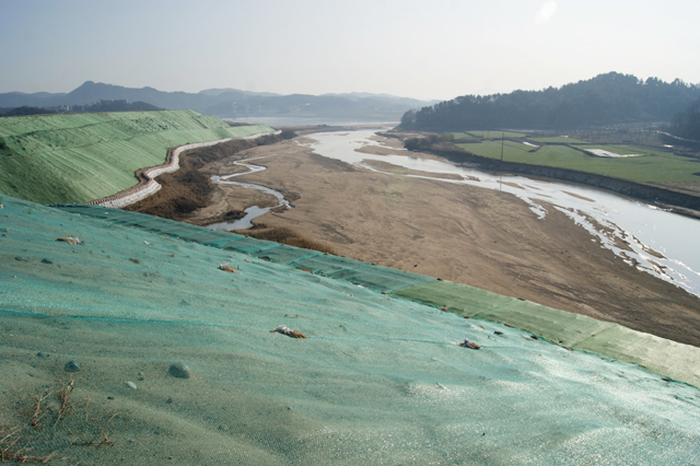 ▲ 상주시가 지난 4대강사업 기간에 낙동강에서 판 준설토를 쌓아둔 골재채취장. ⓒ대구환경연합(정수근)
