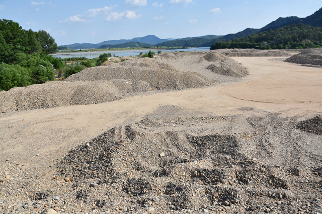 ▲ 위 사진에 쌓아뒀던 골재를 모두 판매하고 이제 자갈만 남았다. 이것만이라도 '배고픈 강'으로 도로 넣어줘야 할 것이다. ⓒ대구환경연합(정수근)
