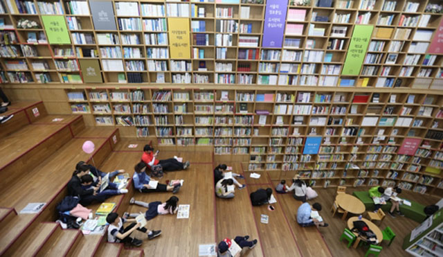 ▲ 세계 책의 날인 지난 달 23일 서울도서관에서 시민이 책을 읽는 모습. ⓒ연합뉴스